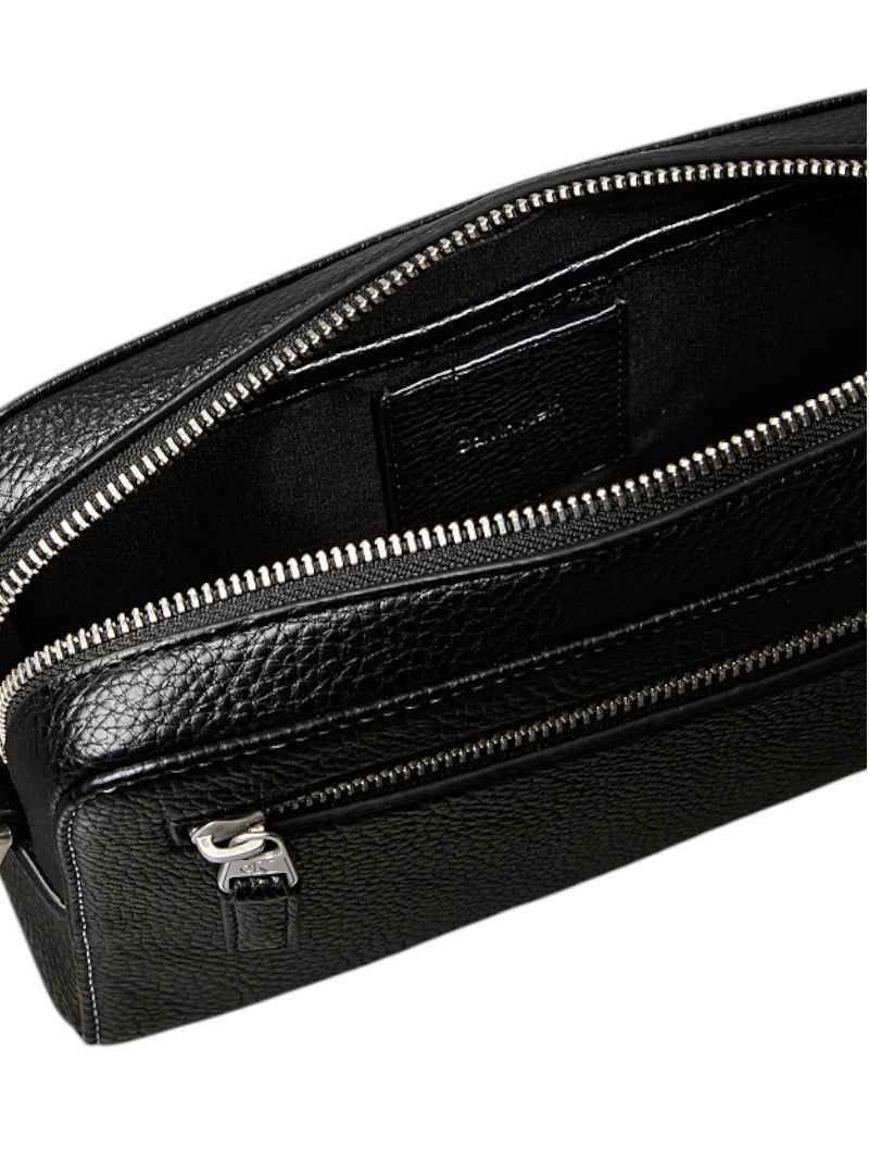 Pochette da Polso Calvin Klein con Logo Signature in Ecopelle Martellata